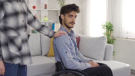 un joven discapacitado y deprimido está molesto.