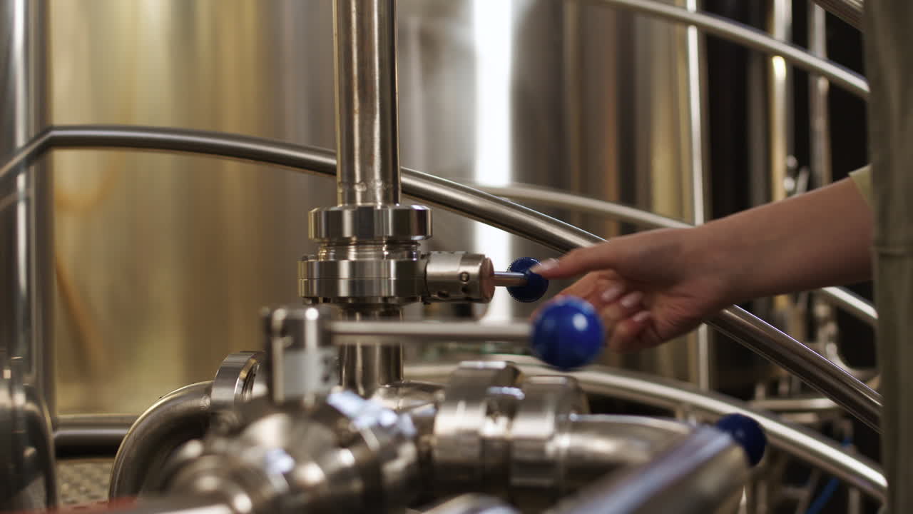 맥주 공장에서 일하는 여자