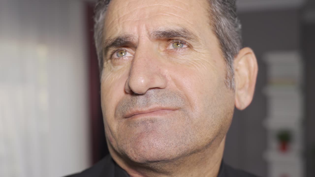 retrato en primer plano del hombre triste.