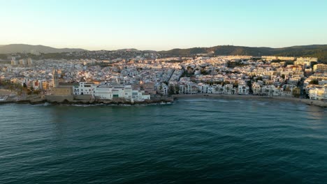 Panorama-Luftaufnahme-Der-Stadt-Sitges