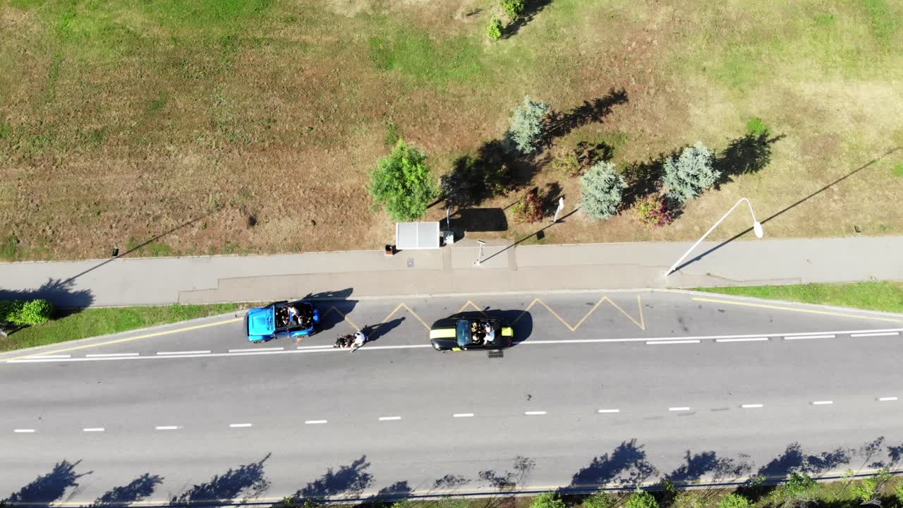 공원 근처 의 도시 거리 에 주차 된 자동차 의 공중 시상