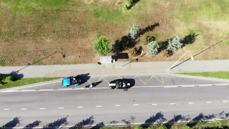 vista aérea de coches estacionados en una calle de la ciudad cerca de un parque