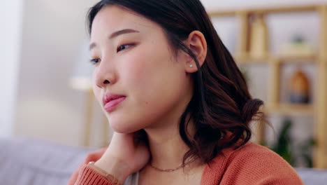 Stress,-Nackenschmerzen-Und-Asiatische-Frau-Auf-Der-Couch