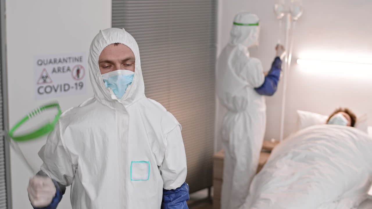 el médico cansado limpiando el sudor de la frente