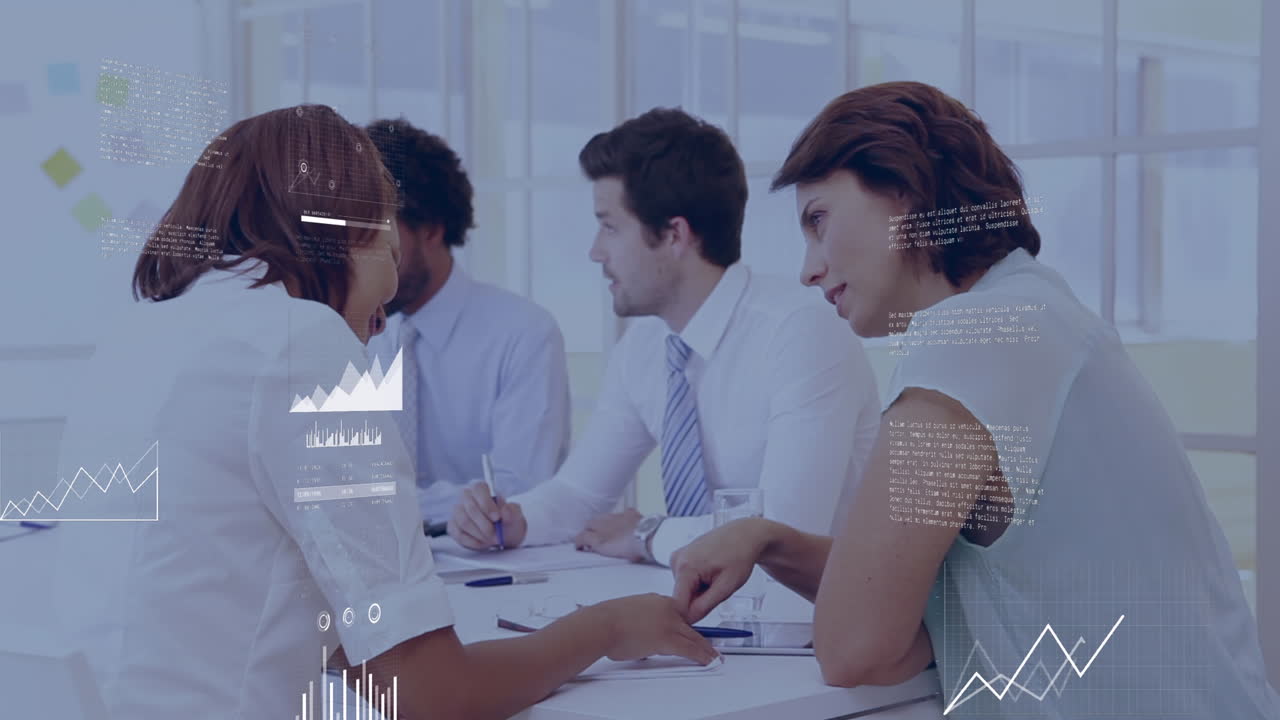 animación de gráficos, mapas y círculos de carga sobre diversos compañeros de trabajo que comparten ideas en la oficina