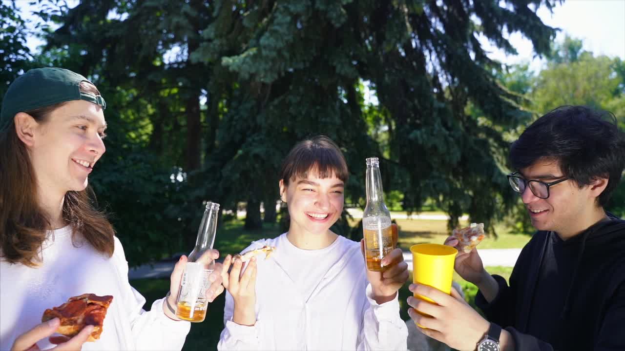 친구 들 이 공원 에서 피크닉 을 즐기고 있다