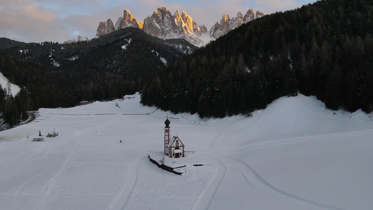 drone cinematográfico al atardecer filmado en los dolomitas, st