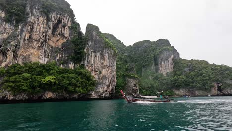 el barco viaja a lo largo de la pintoresca costa de krabi.