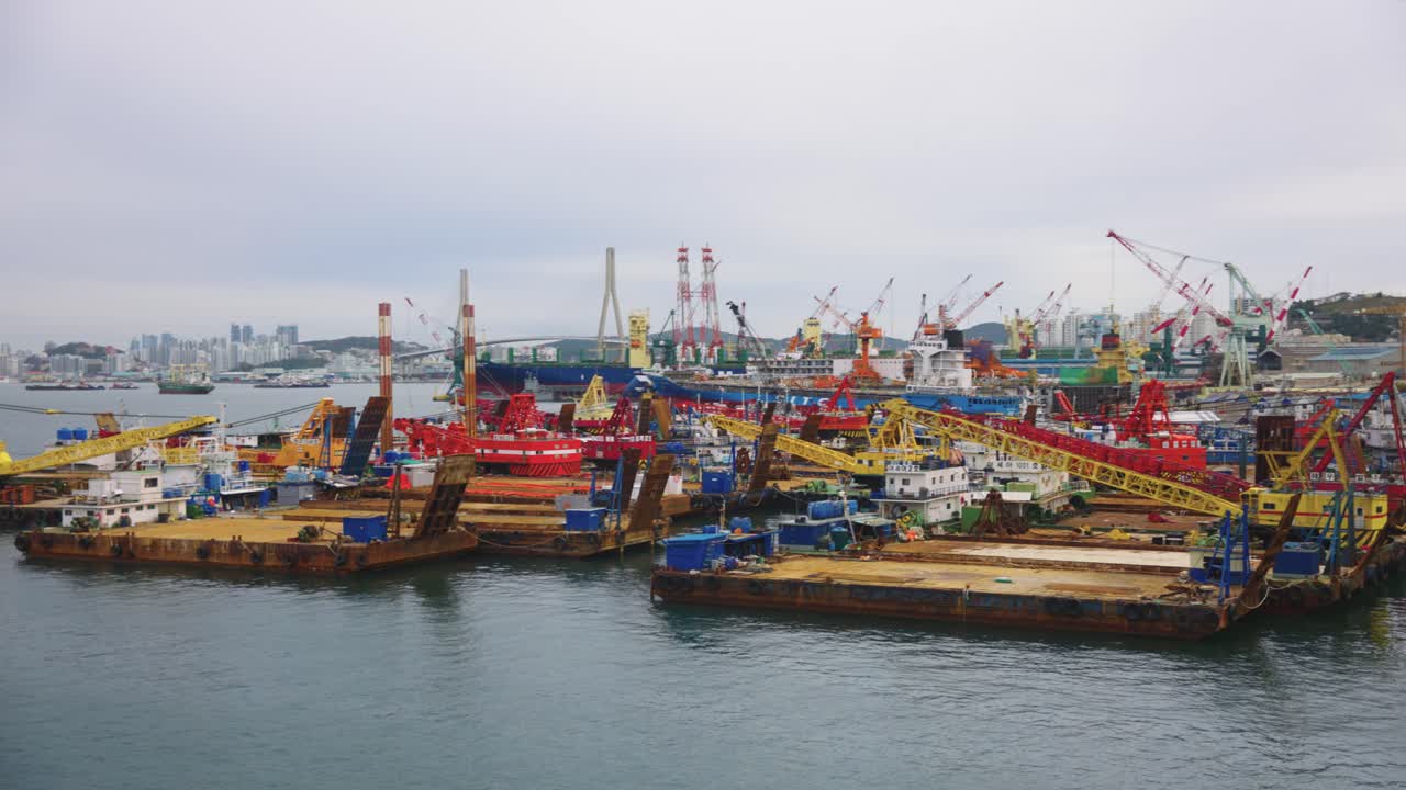 한국 부산 항구에 정박한 배와 바다 크레인