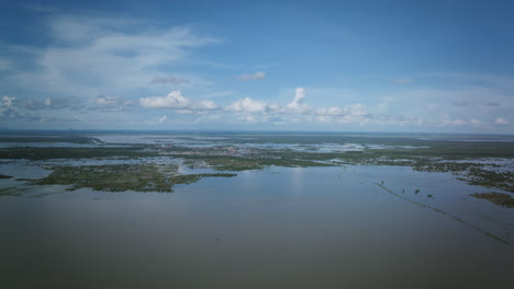 Luftbild-Hyperlapse-Des-Tonlé-Sap-Sees-In-Kambodscha,-Der-Sich-Auf-Die-Schwimmenden-Dörfer-Auf-Dem-See-Konzentriert