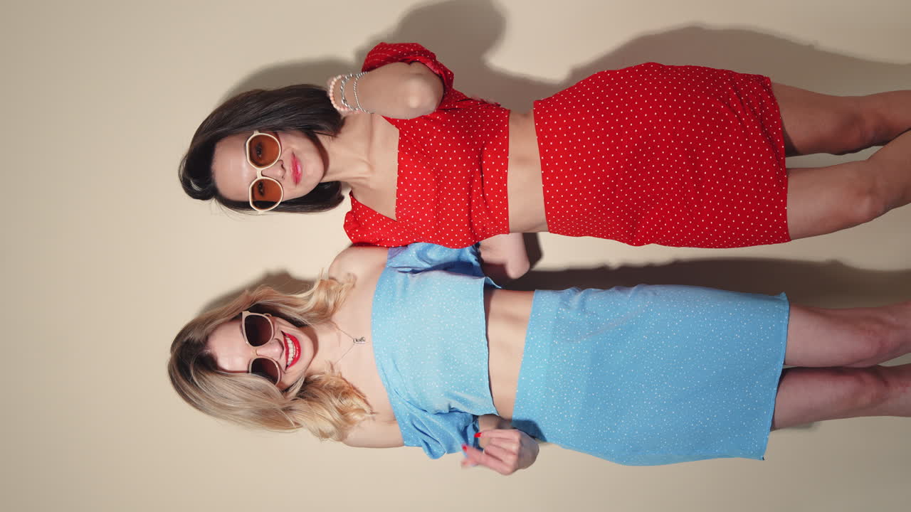 dos mujeres con trajes de verano