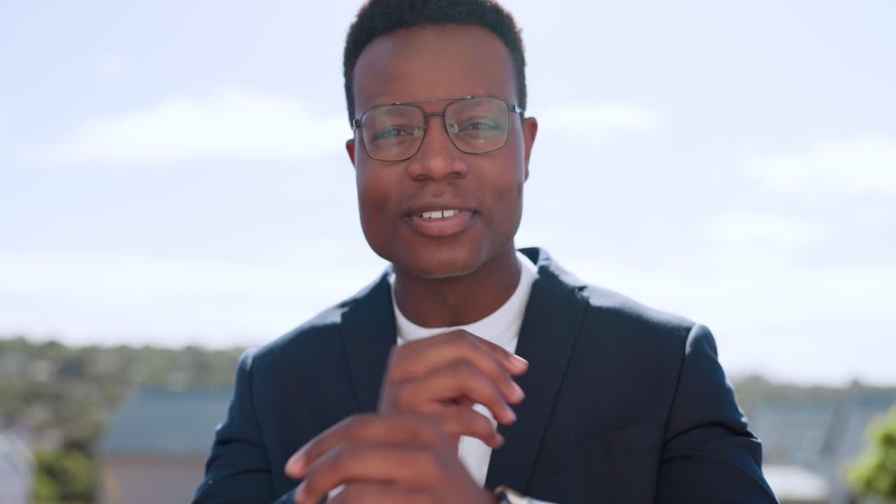 cara, hombre negro y brazos cruzados con una sonrisa