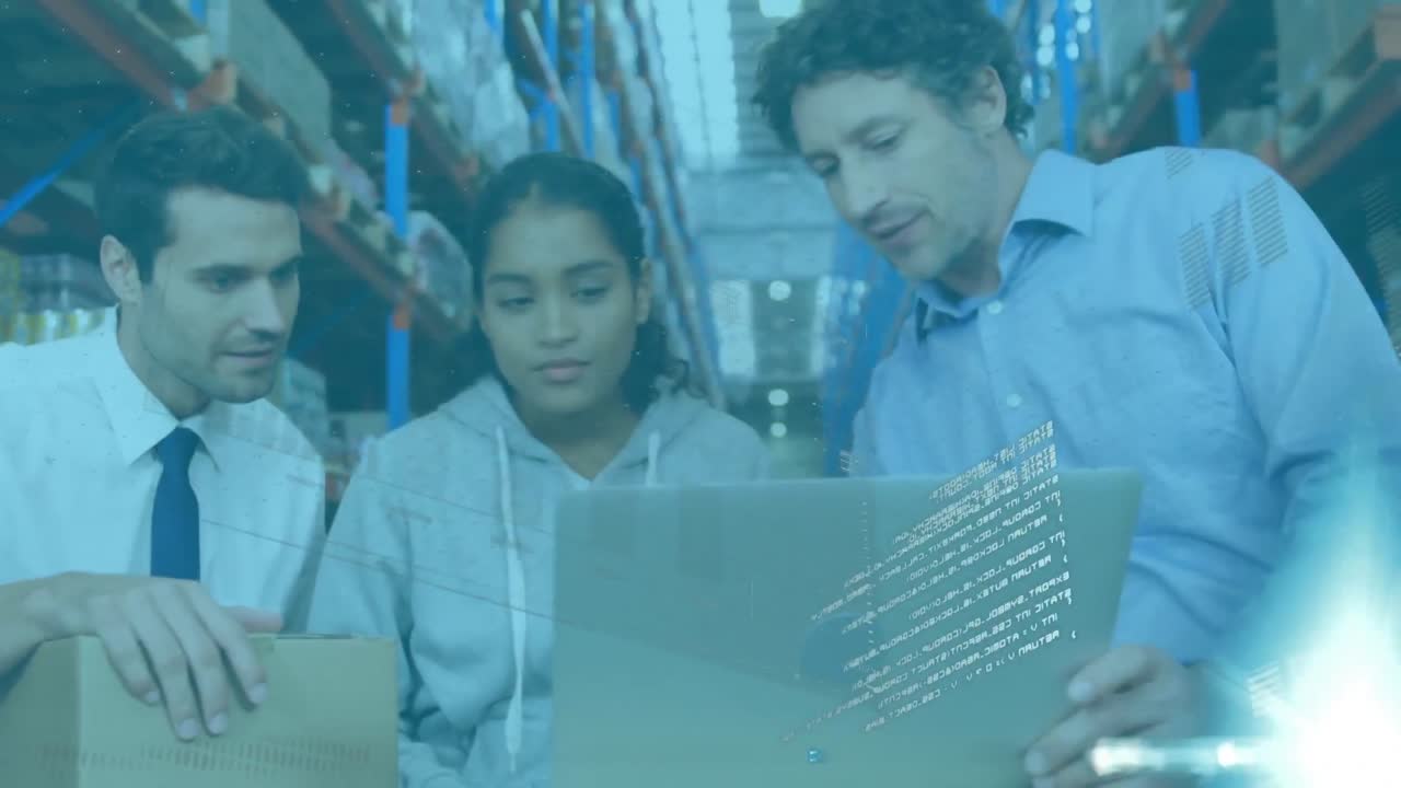 animación del procesamiento de datos sobre diversos trabajadores en el almacén