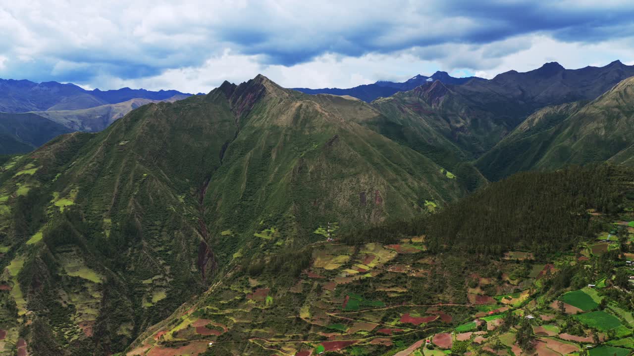 Limatambo, monte Humantay Salkantay, Perù, drone aereo, altopiani, piantagione di avocado, coltivazioni, Ande peruviane, catena montuosa, regione di Cusco, Heertahuayco, clima caldo, Soray, stagione delle piogge, nuvole, movimento panoramico a sinistra