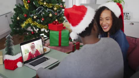 Glückliches-Afroamerikanisches-Paar-Im-Videoanruf-Mit-Dem-Weihnachtsmann-Zur-Weihnachtszeit