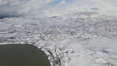 vista aérea de drones del área del lago ram y el monte hermón cubierto de nieve, israel