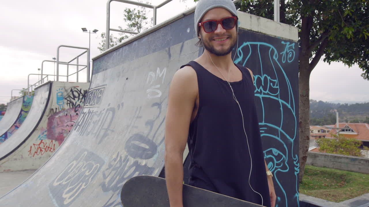 niño usando patineta en un parque callejero