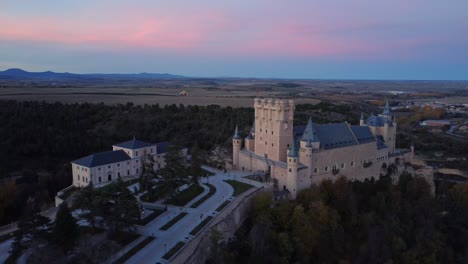 Antiguo-Castillo-En-El-Día-De-Otoño-Durante-La-Puesta-Del-Sol