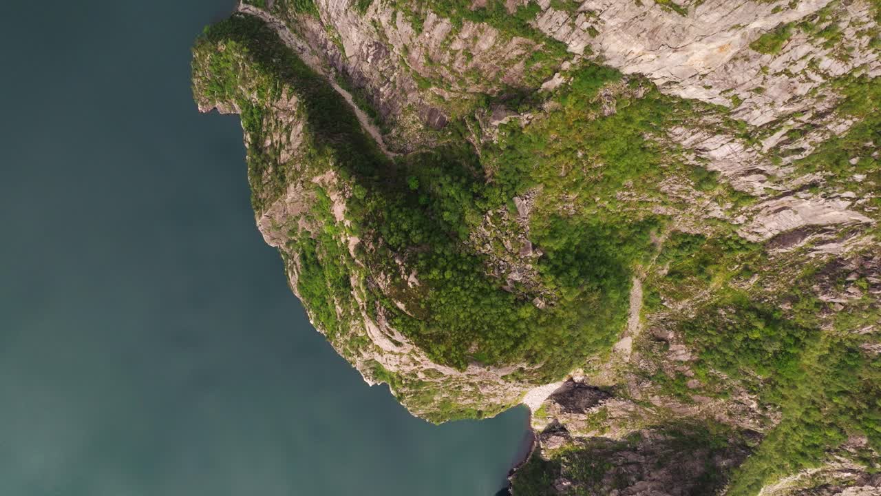 vista aérea de arriba hacia abajo de lysefjord en noruega cerca de preikestolen