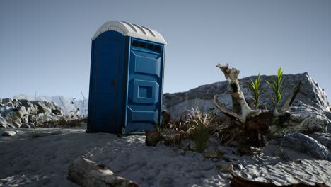 inodoro móvil portátil en la playa. cabina de aseo químico