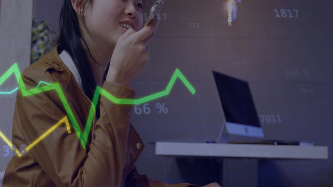animación de diagramas y procesamiento de datos sobre mujer de negocios asiática hablando en teléfono inteligente