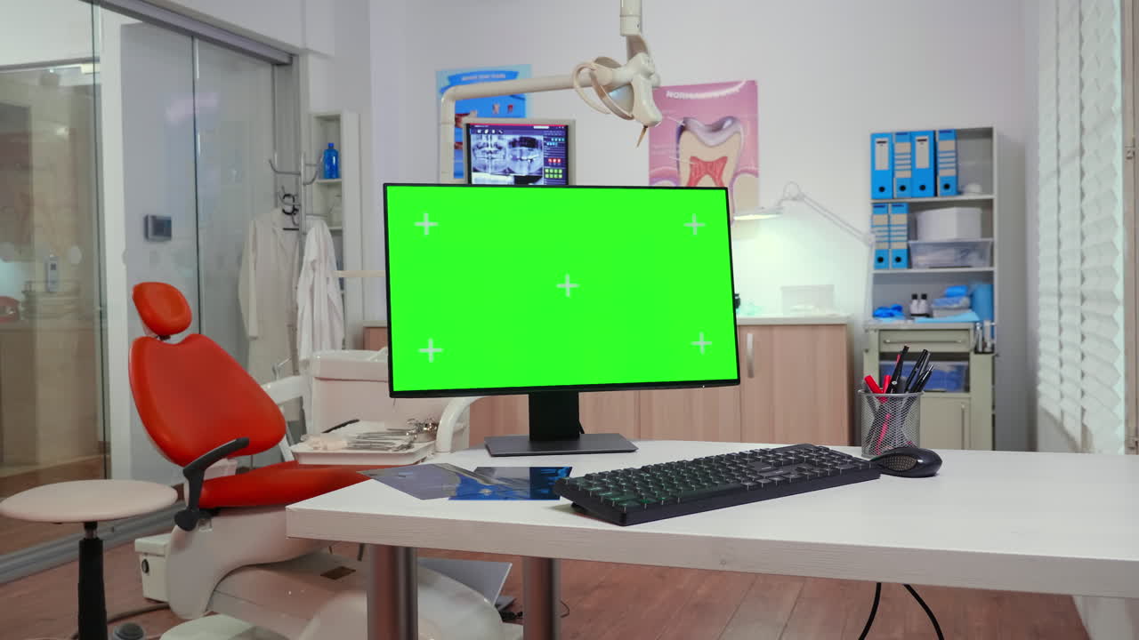 크로마 키를 가진 컴퓨터 pc 데스크 카메라 앞에 배치