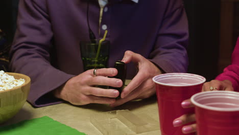 hombre con amigos en la fiesta