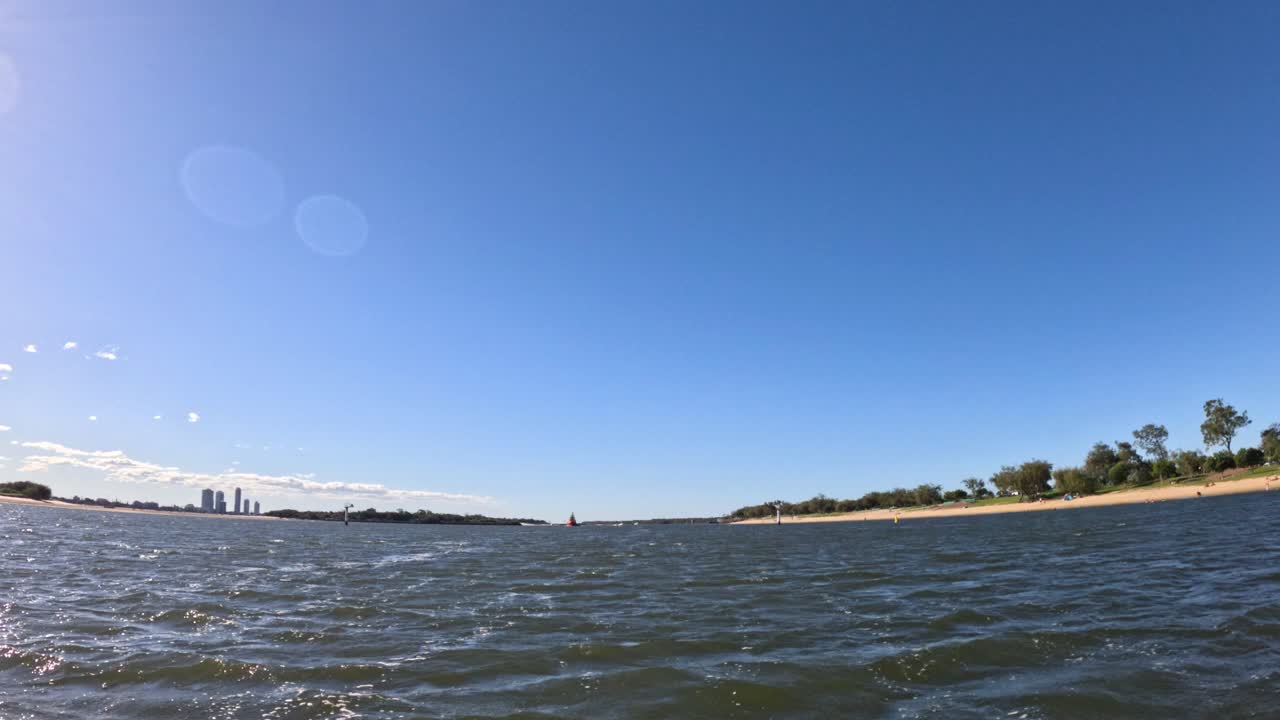 파란 하늘 아래의 파도와 스카이라인