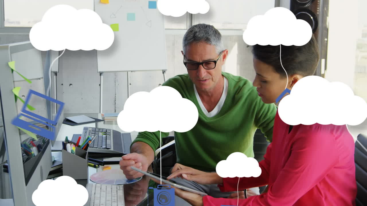 animación de nubes e iconos digitales sobre una mujer de negocios usando una tableta