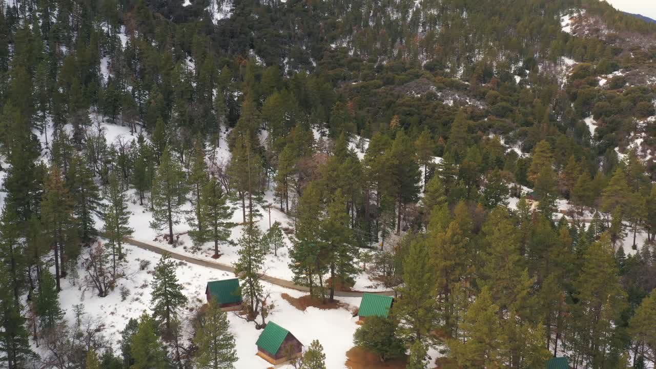 cabañas en el bosque de pinos nevados de las montañas tehachapi en invierno - vista aérea