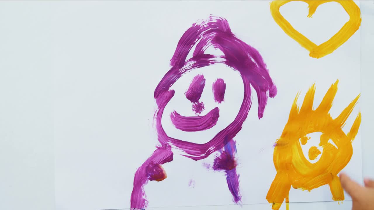 그림 그리는 수업 중 캔버스에 숨을 쉬는 학생