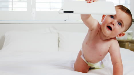 Süßes-Baby,-Das-Ein-Tablet-Hält-