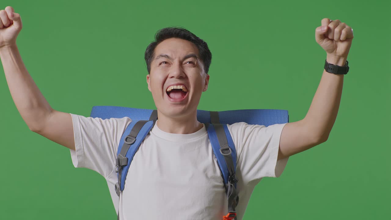 배 을 들고 있는 흥분 한 남자