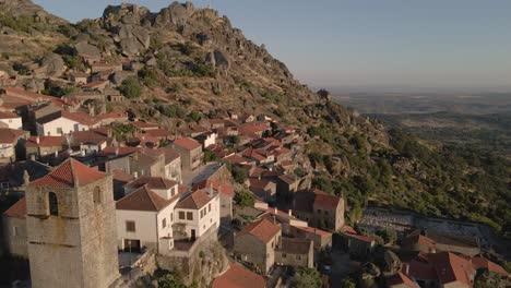 drone volando sobre el pueblo de monsanto con una antigua fortaleza en el fondo, portugal