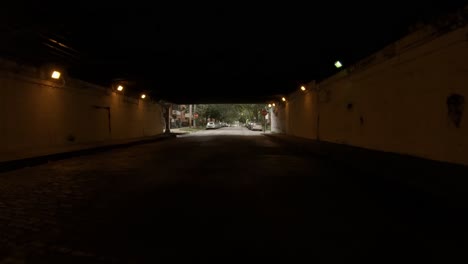 pov conduce a través de un túnel oscuro y aterrador debajo de un túnel de puente de ferrocarril 4k