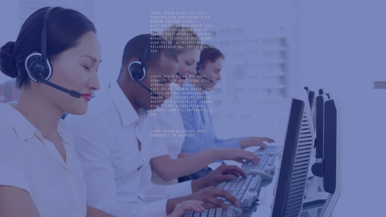 animazione della codifica binaria e dell'elaborazione dei dati su uomini d'affari che utilizzano cuffie telefoniche