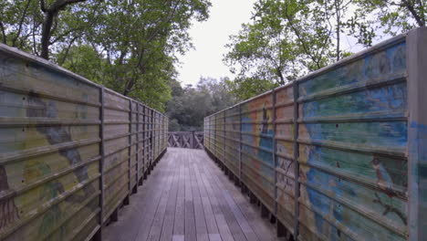 un puente hecho de una valla metálica cerrada para proteger a los turistas - plano medio