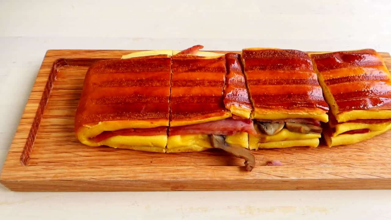 delicioso sándwich portugués en tabla de madera cortado en pedazos para comer, de cerca