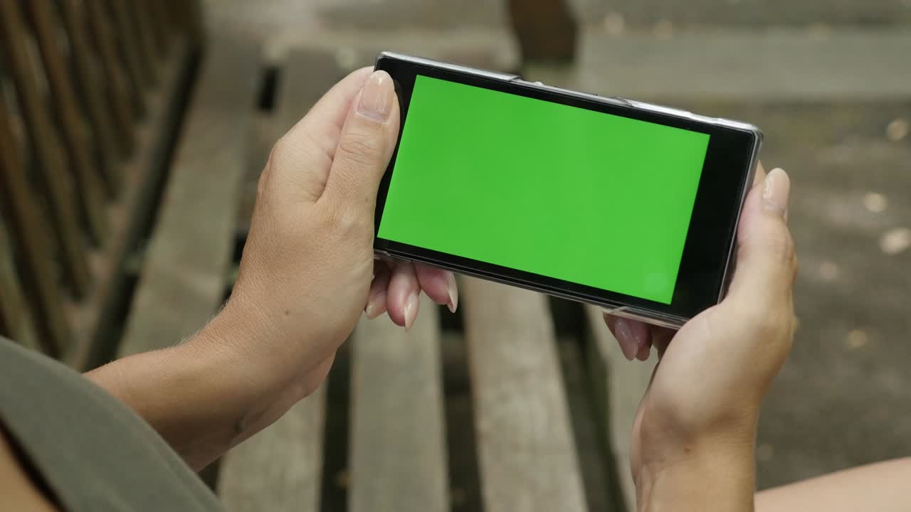 navegar por internet en el parque con pantalla verde de la tableta