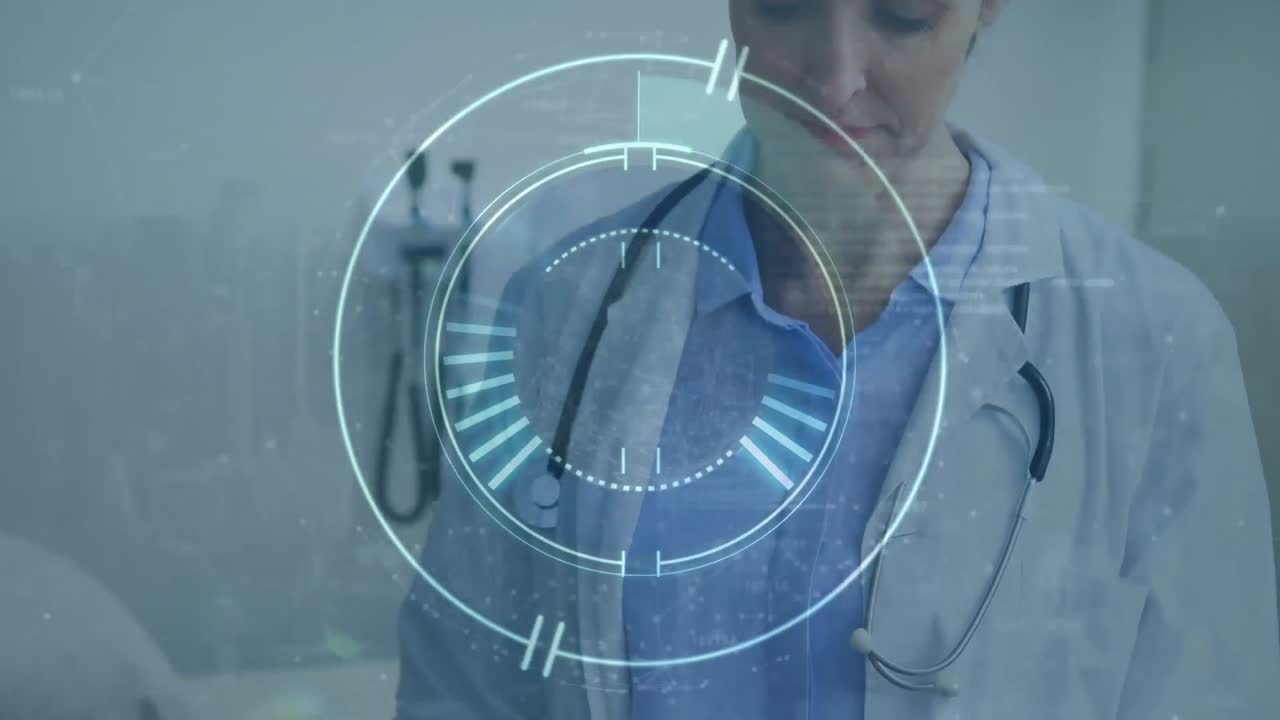 animación del procesamiento de datos sobre una doctora caucásica que usa una tableta