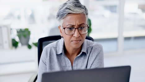 Mujer-De-Negocios-O-Jefe-En-La-Computadora-Portátil-Con-Lectura