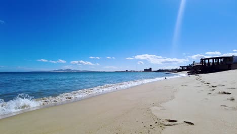 Las-Olas-Del-Mar-Están-Llegando-A-La-Orilla