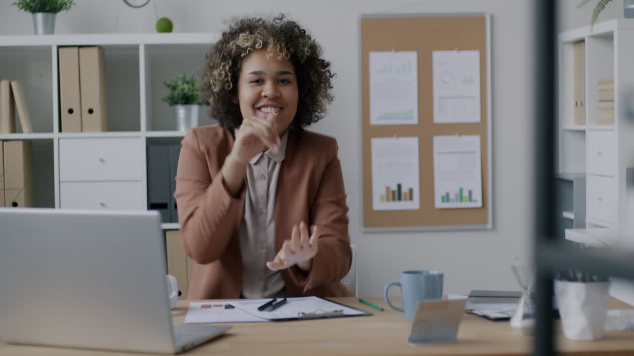 mujer de negocios en videoconferencia