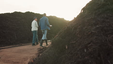 Gente-De-Negocios,-Caminatas-Y-Agricultura-De-Compost