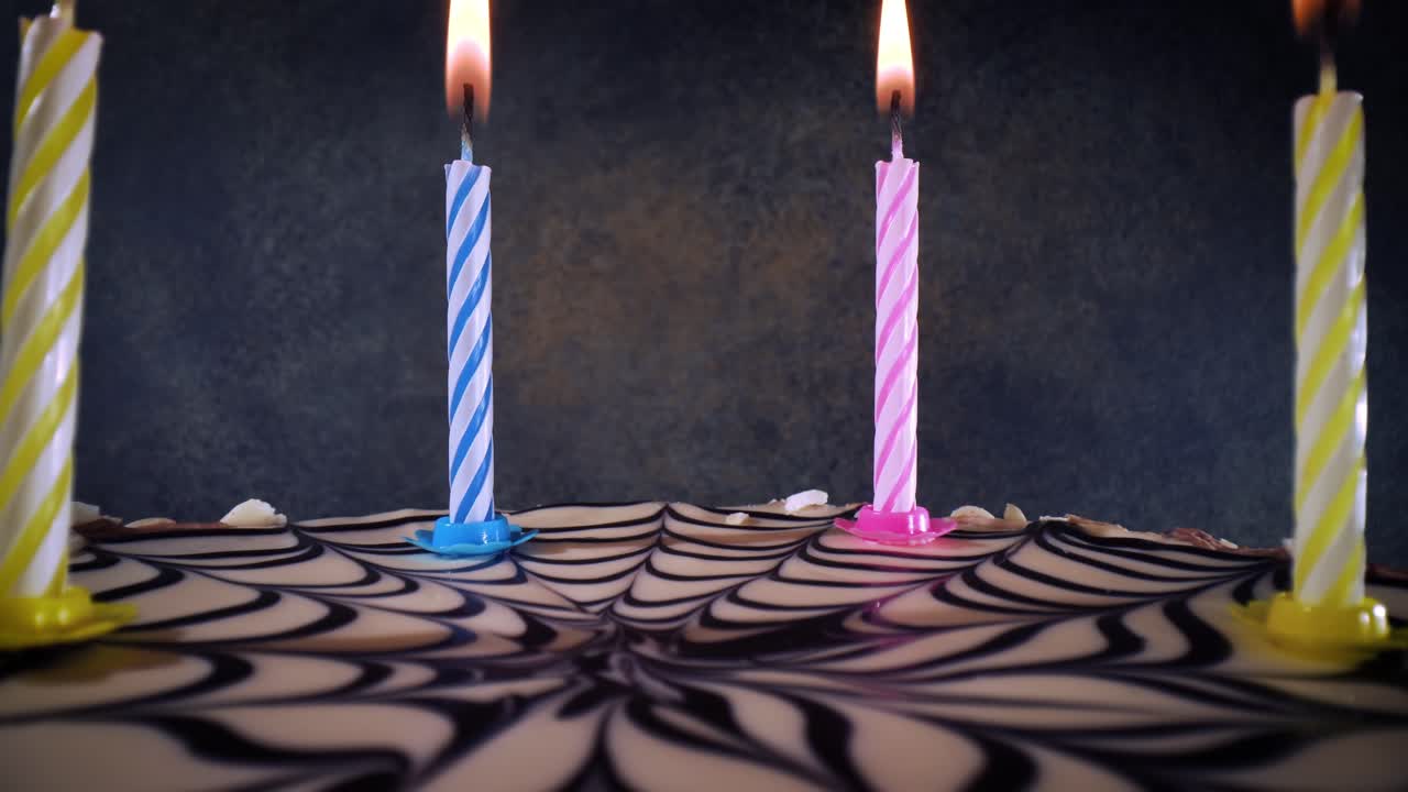 velas en el pastel de cumpleaños en primer plano.