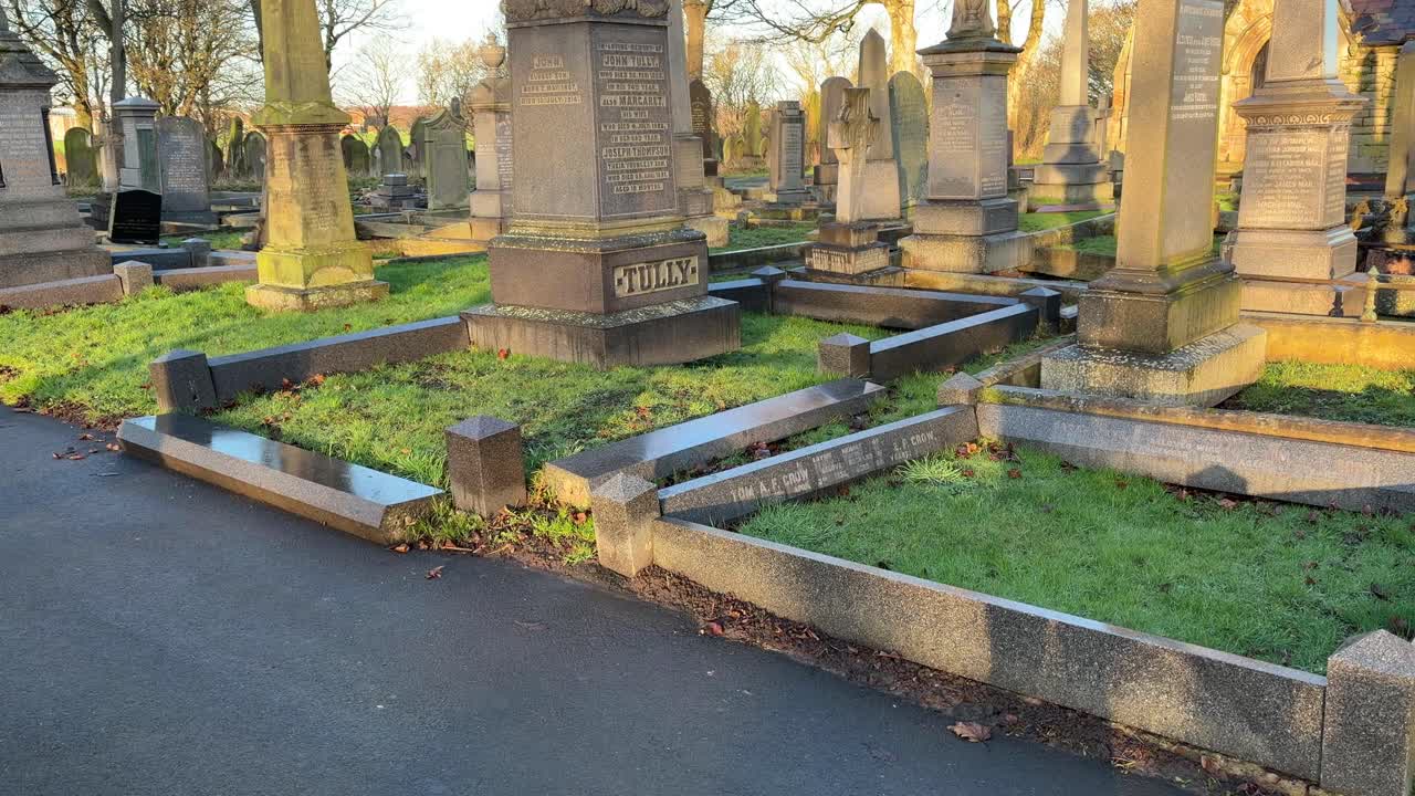 Chiesa in un cimitero: monumento commemorativo, pietre tombali, lapidi, morte, tomba, sepolture