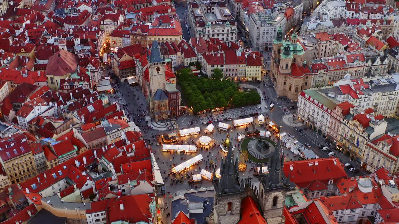 황혼 때 프라하 의 부활절 시장 에서 공중 에서 볼 수 있는 모습