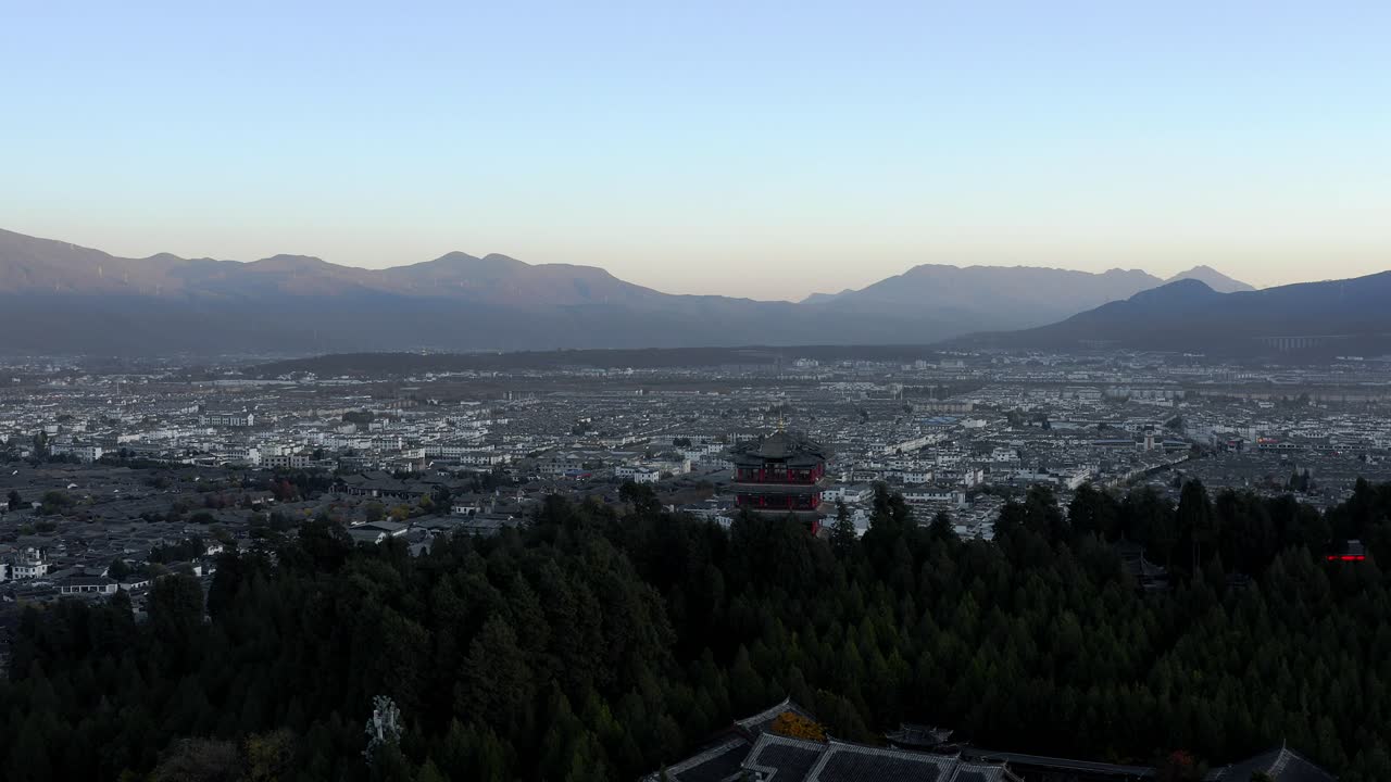 montaña del dragón de jade de la ciudad de lijiang en la provincia de yunnan china, vista aérea del atardecer