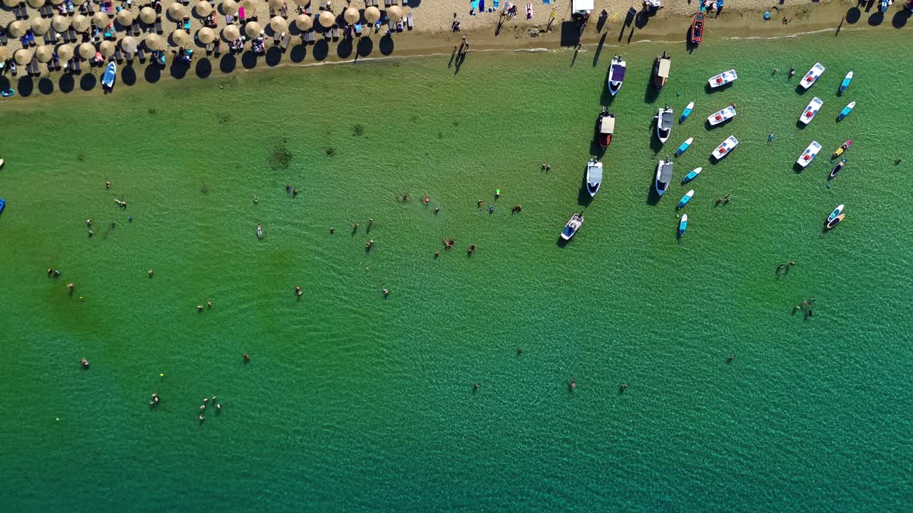 그리스 로데스 의 린도스 해변 과 린도스 아크로폴리스, 집 들 과 지중해 는 낮 에 드론 으로 촬영 되었다