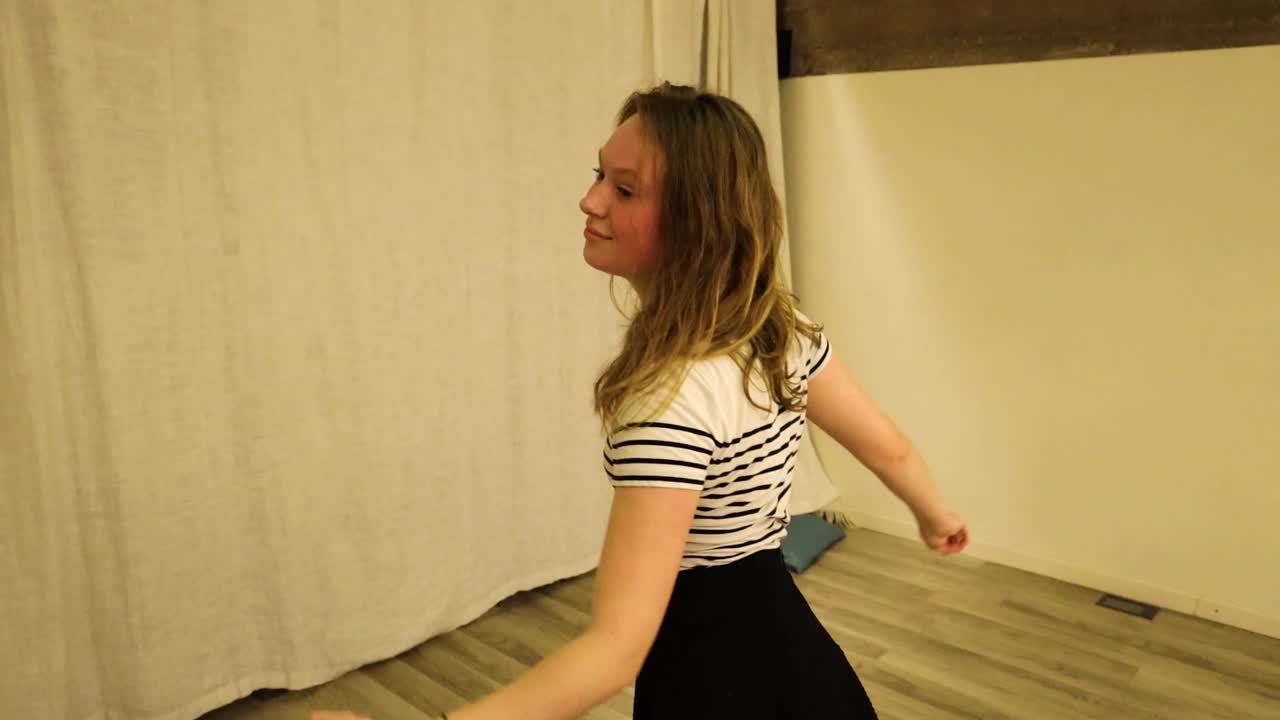 Talentosa ballerina adolescente che balla.